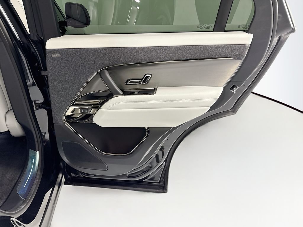 New 2026 Santorini Black Land Rover SE image 28