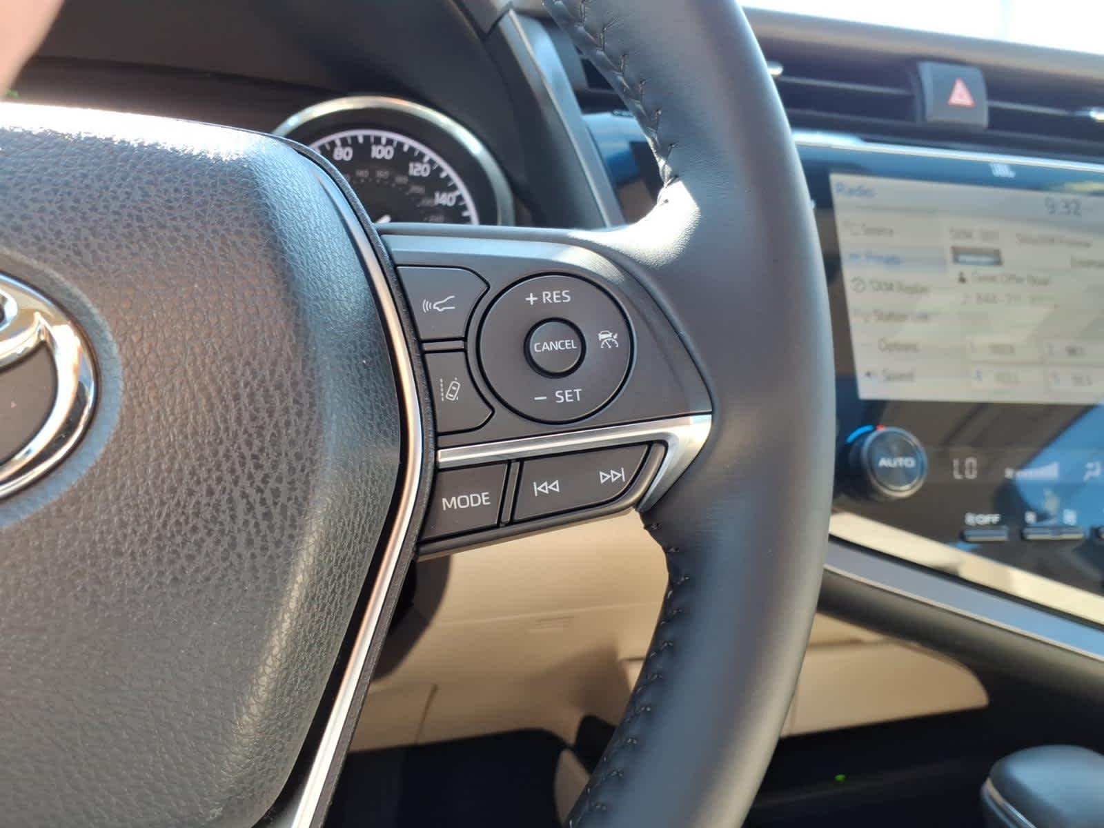 Used 2018 Super White Toyota XLE V6 image 22