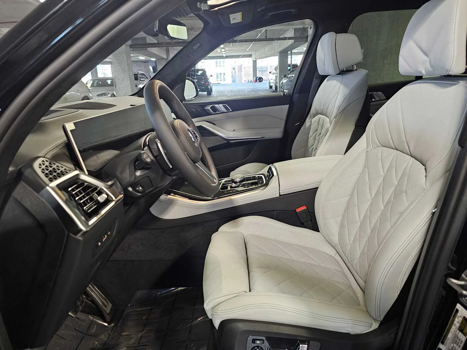 New 2026 Black Sapphire Metallic BMW xDrive50e image 33