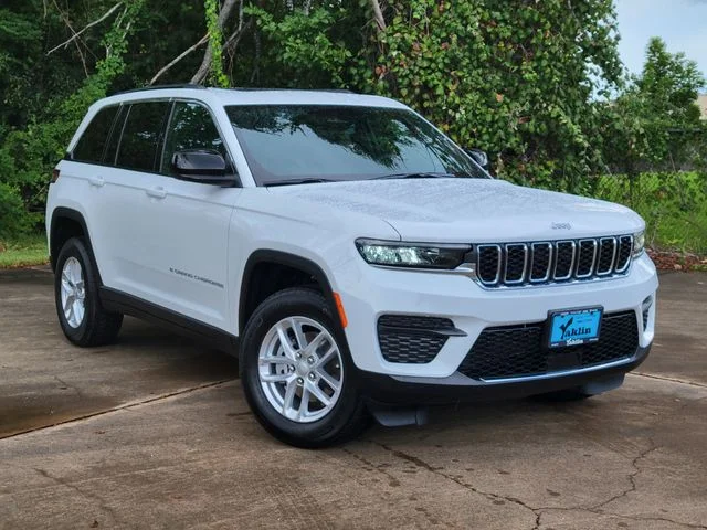 New 2026 Bright White Clear-Coat Exterior Paint Jeep Laredo X image 31