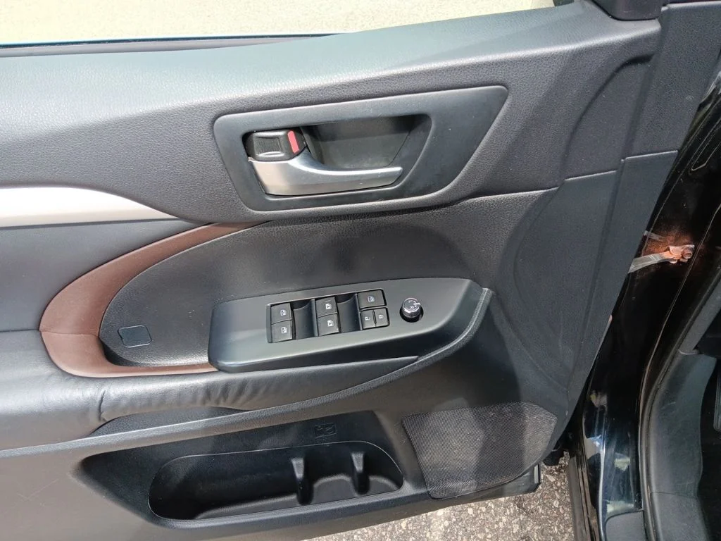 Used 2015 Attitude Black Metallic Toyota XLE V6 image 16