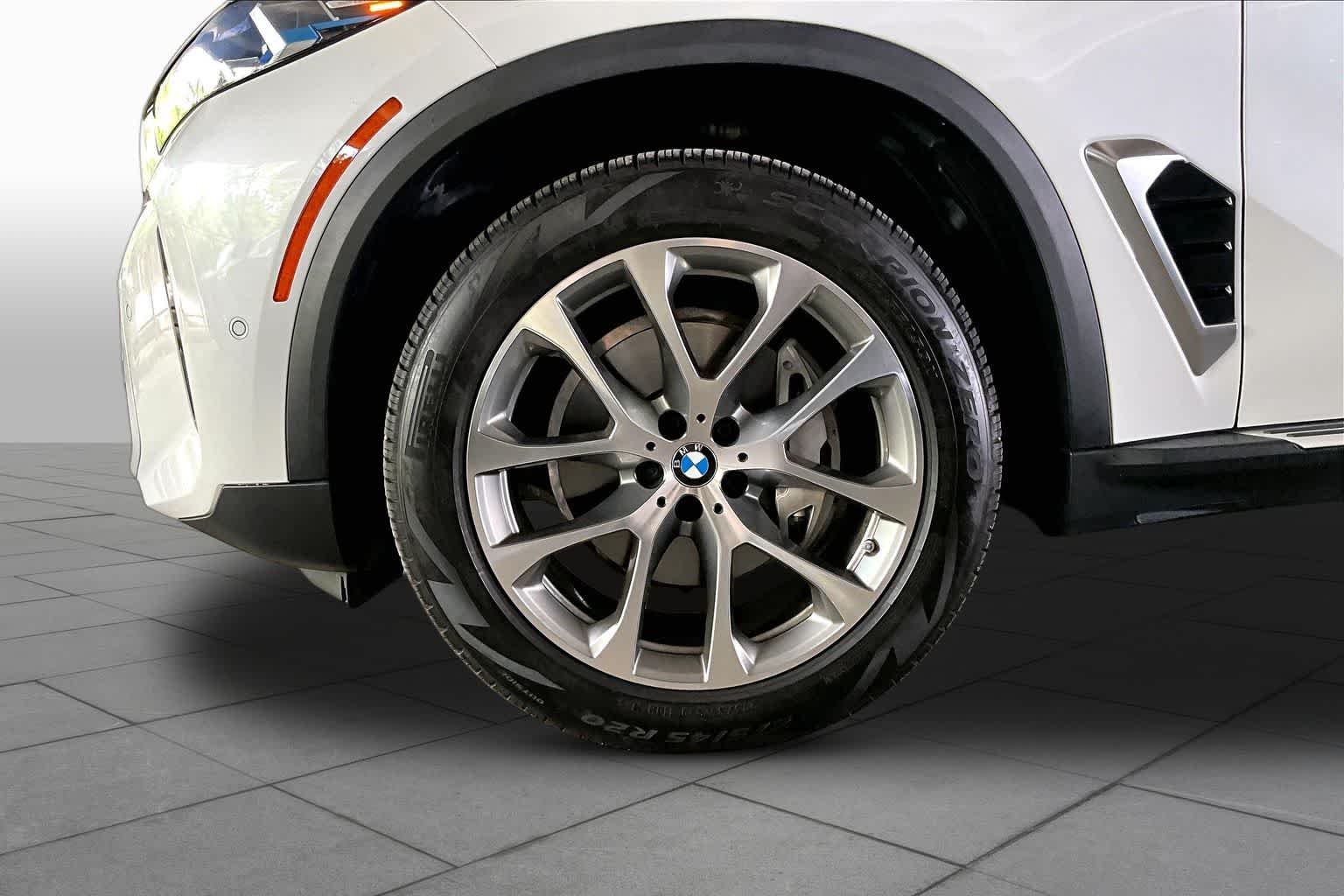 Used 2025 Mineral White Metallic BMW sDrive40i image 10