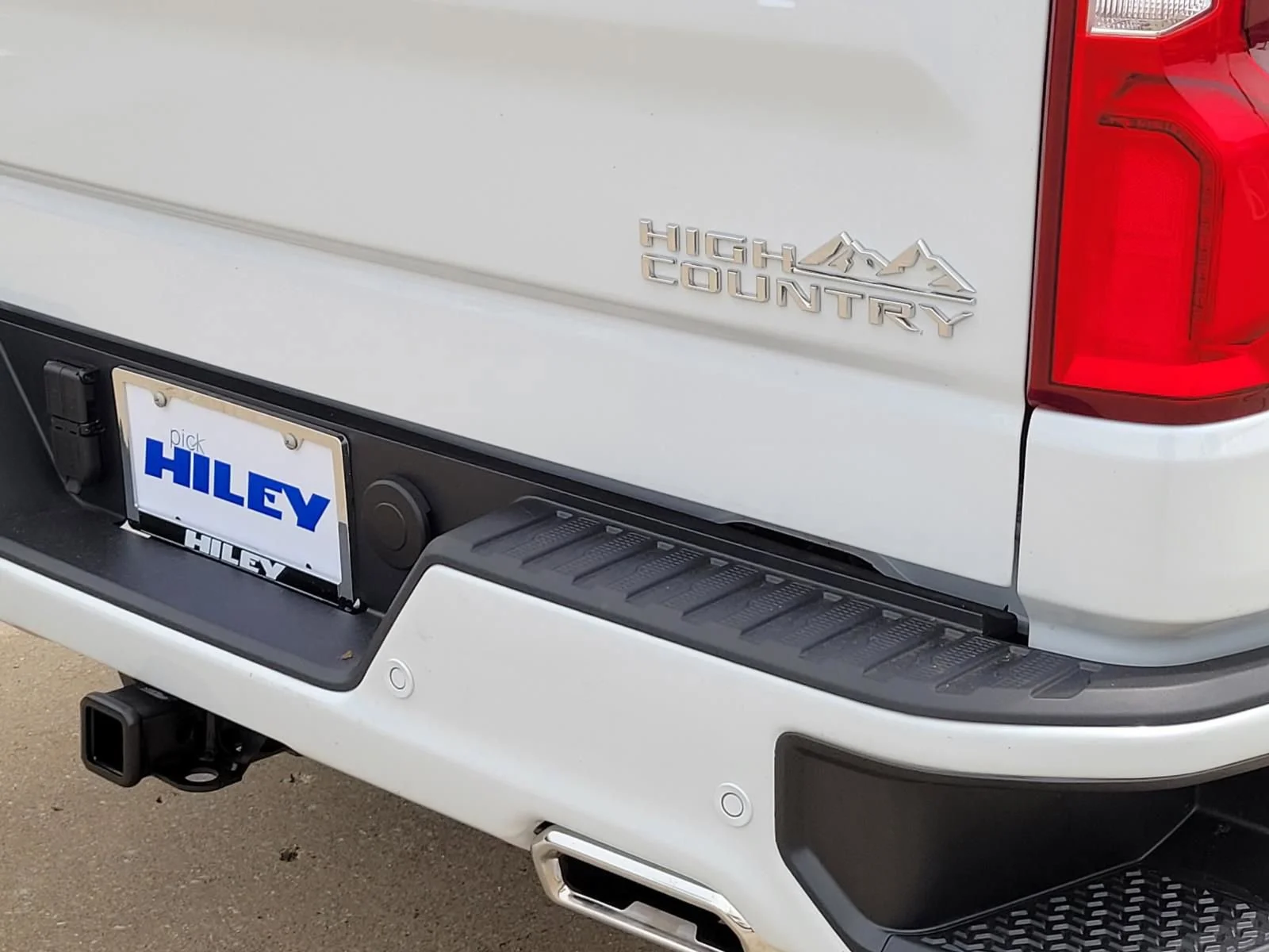 New 2026 Polar White Tricoat Chevrolet High Country image 4