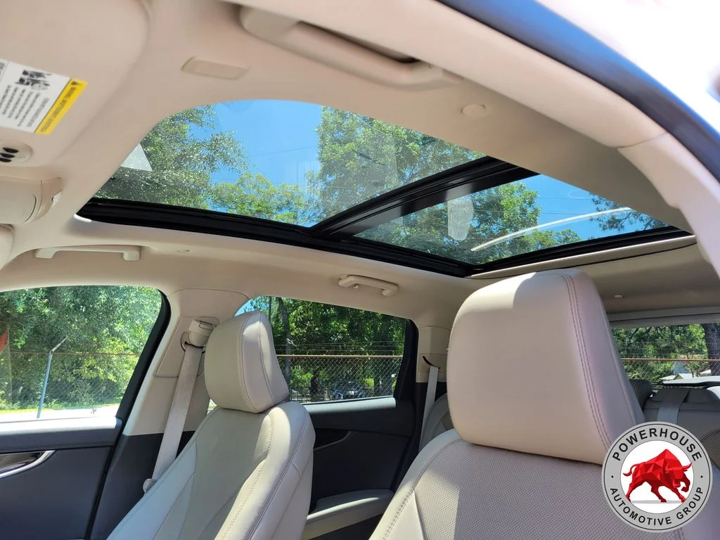 Used 2023 White Lincoln Reserve image 25