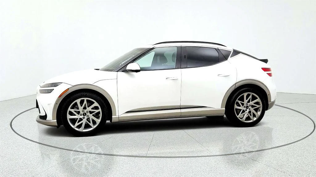 Used 2023 Uyuni White Genesis Advanced AWD image 8