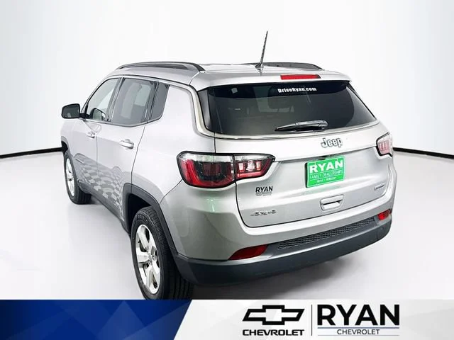 Used 2018 Silver Jeep Latitude image 5