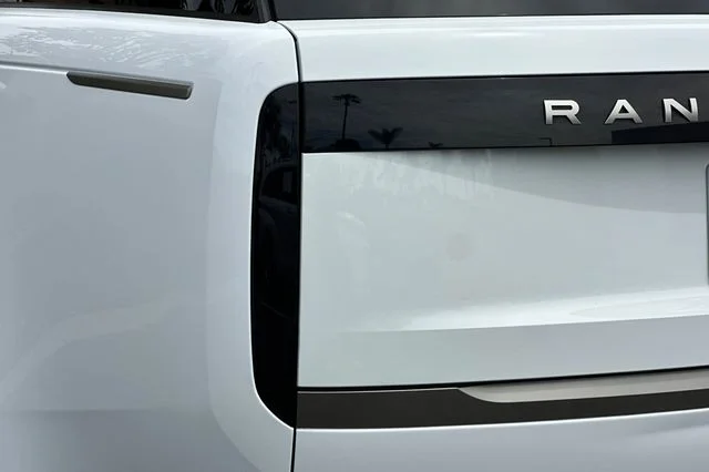 Used 2024 White Land Rover SE image 26