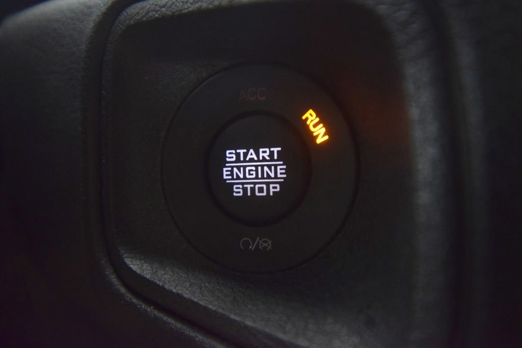 Used 2024 Silver Zynith Clearcoat Jeep Sport S image 34
