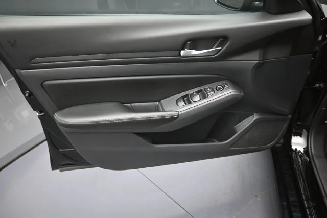 Used 2025 Black Nissan 2.5 SV image 9