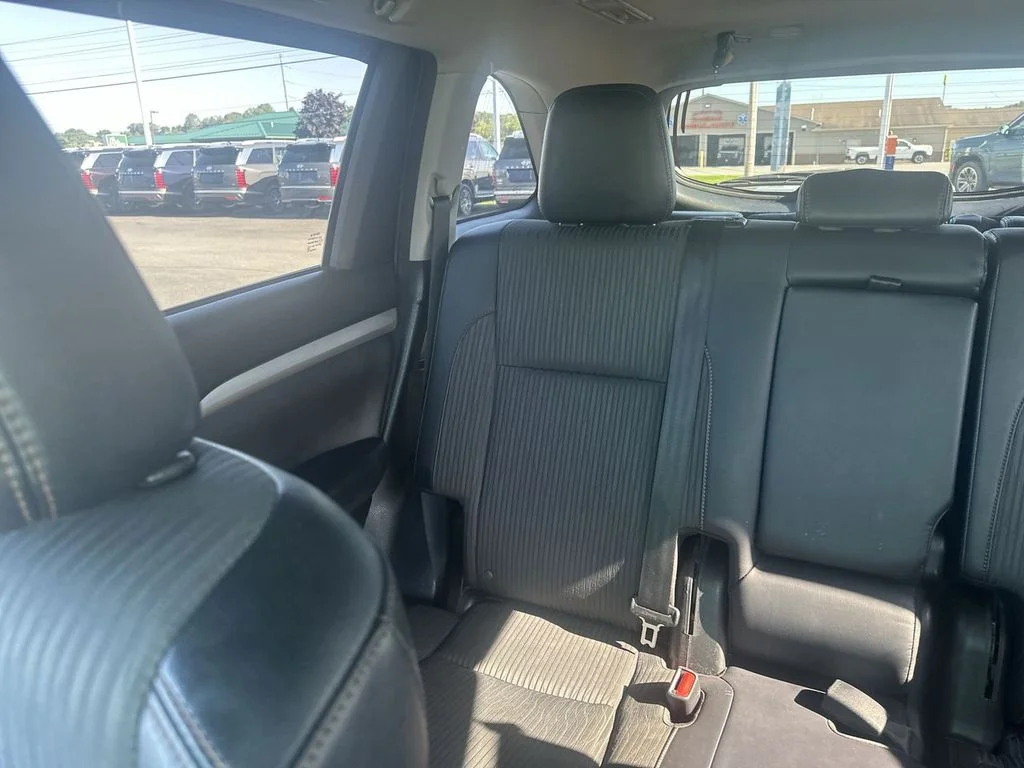 Used 2016 Silver Toyota LE V6 image 12