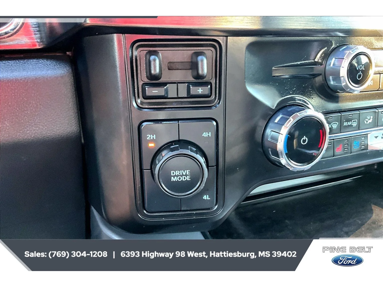 Used 2024 Star White Metallic Tri-Coat Ford LARIAT image 23