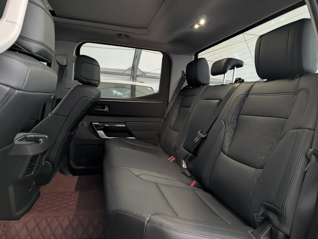 Used 2024  Toyota 4X4 -Leather - Sunroof - Blind Spot - Park Assist - Lane Keep image 28