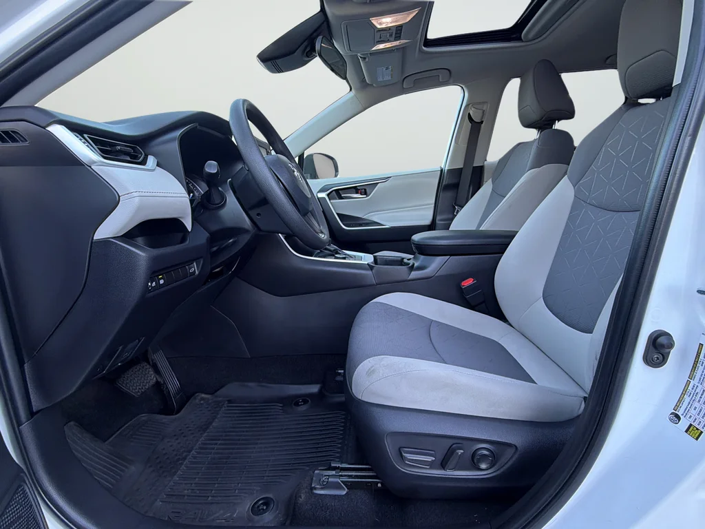 Used 2022 White Toyota XLE image 10