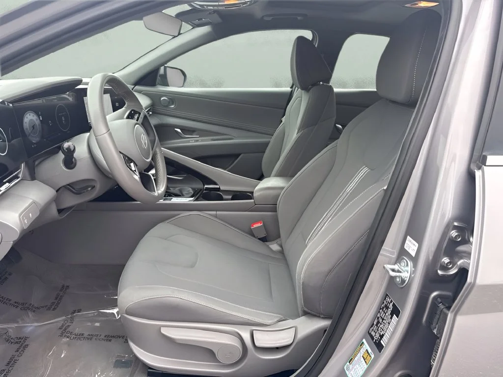 Used 2025 Silver Hyundai SEL Convenience image 9