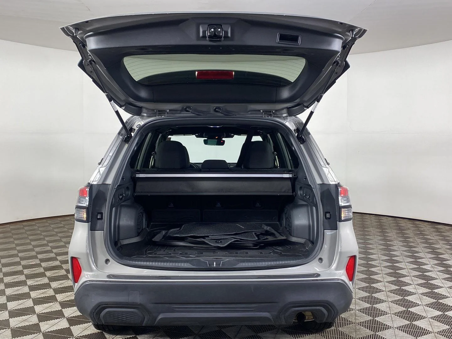 Used 2025 River Rock Pearl Subaru Premium image 7