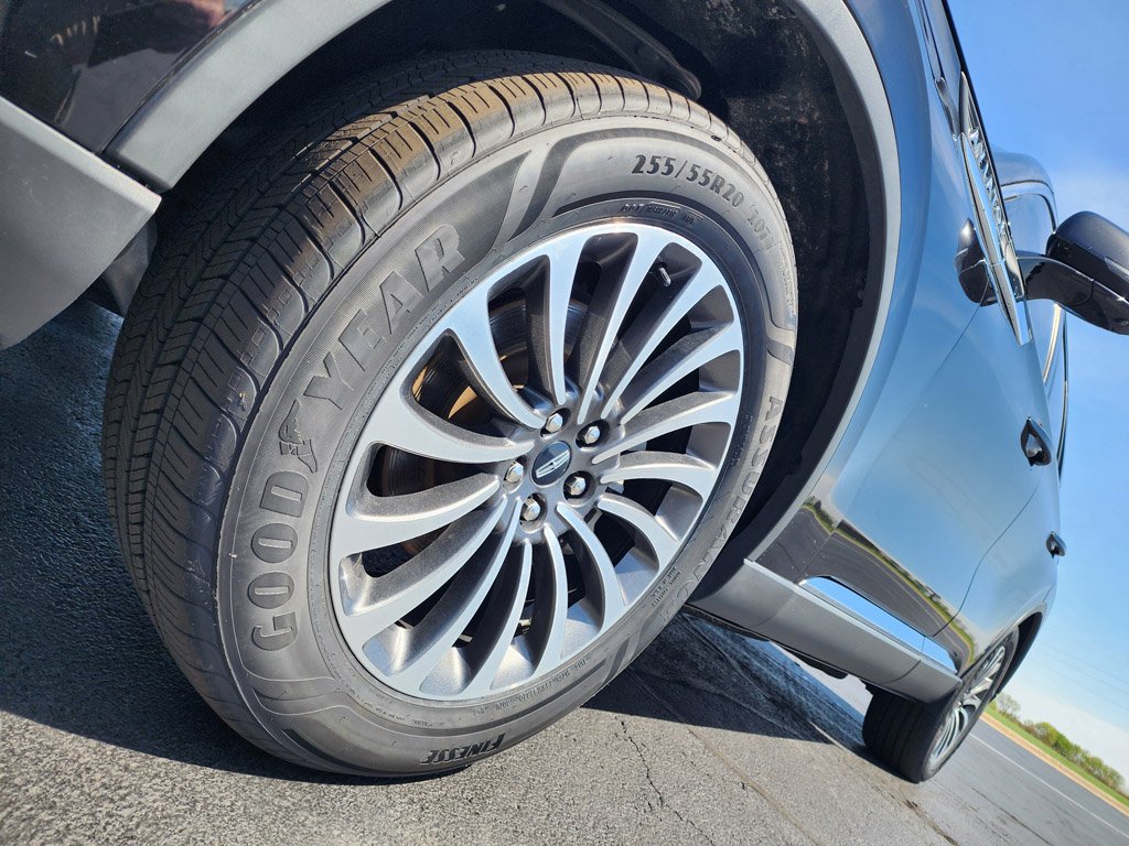 Used 2020 Infinite Black Metallic Lincoln Reserve image 9