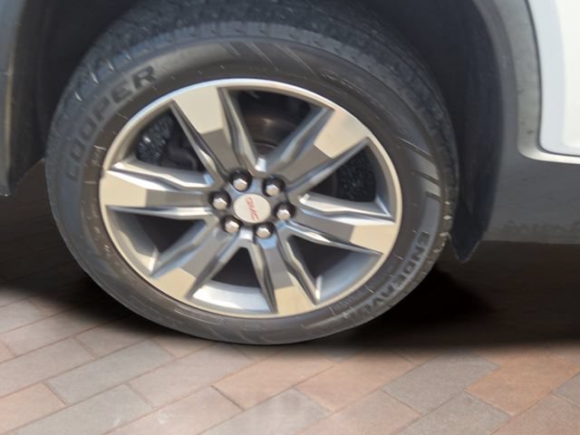 Used 2017 WHITE FROST TRICOAT GMC SLT image 29