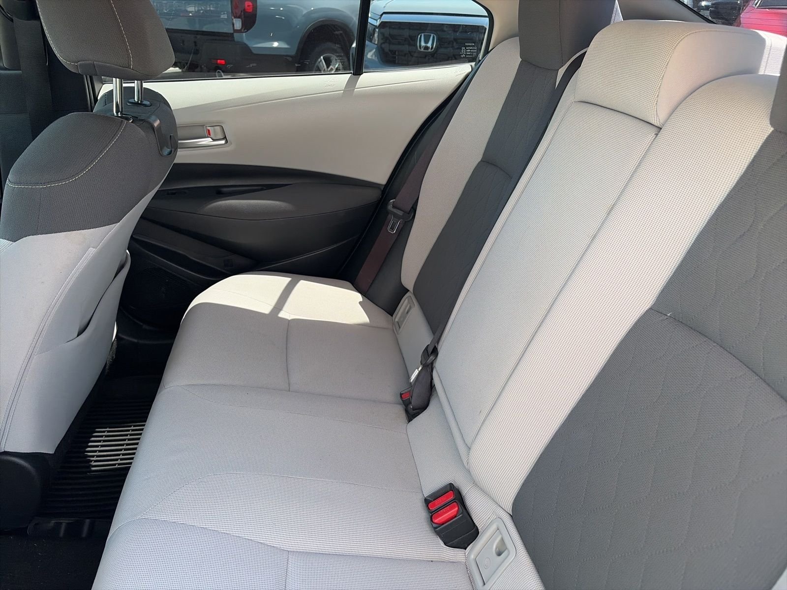 Used 2020 White Toyota LE image 9