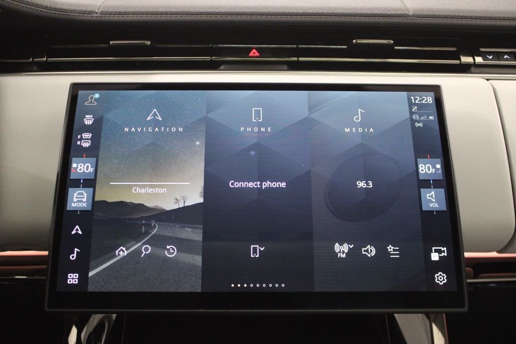 Used 2024  Land Rover SE image 28