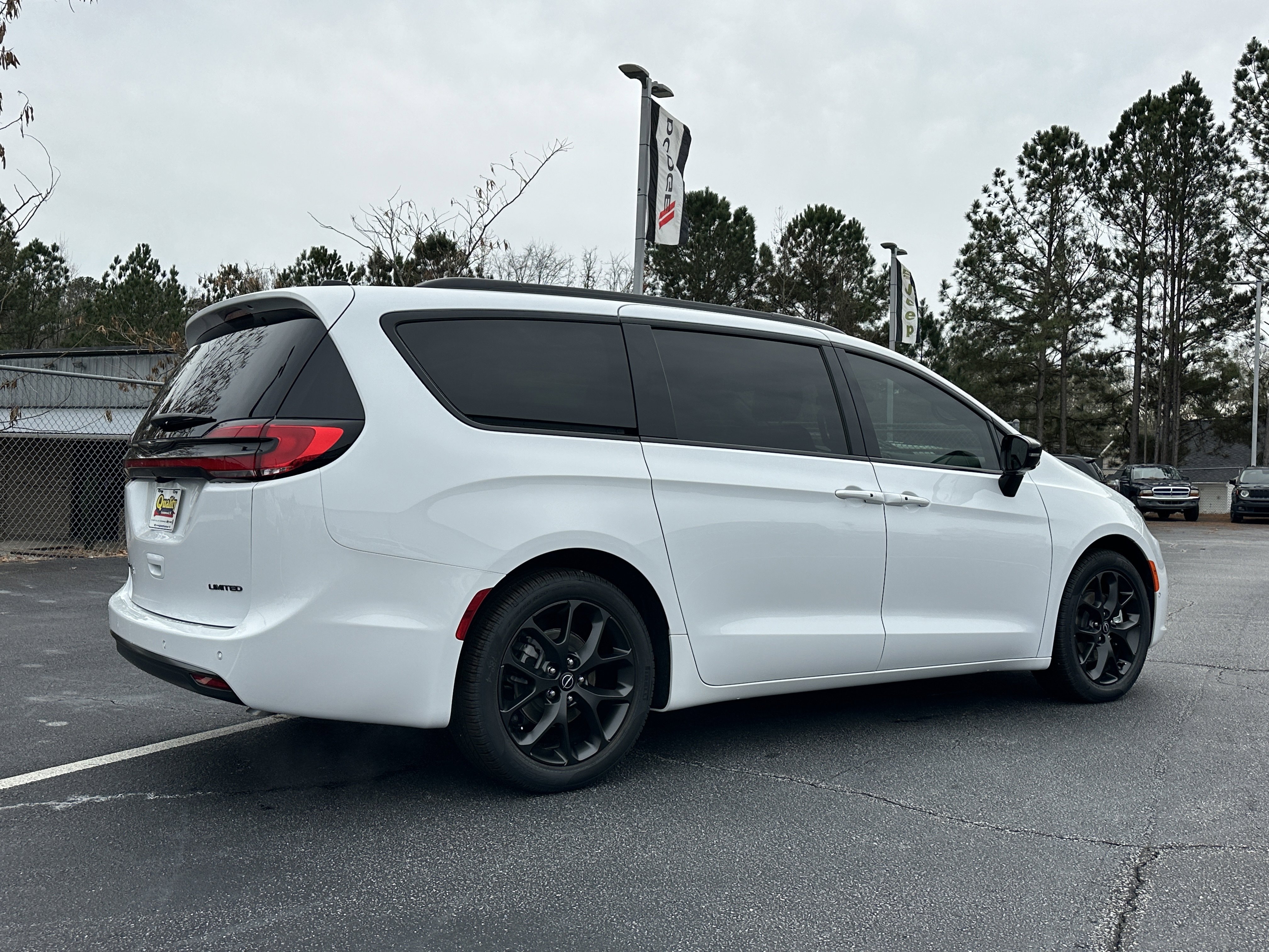New 2026 Bright White Clear-Coat Exterior Paint Chrysler Limited image 8