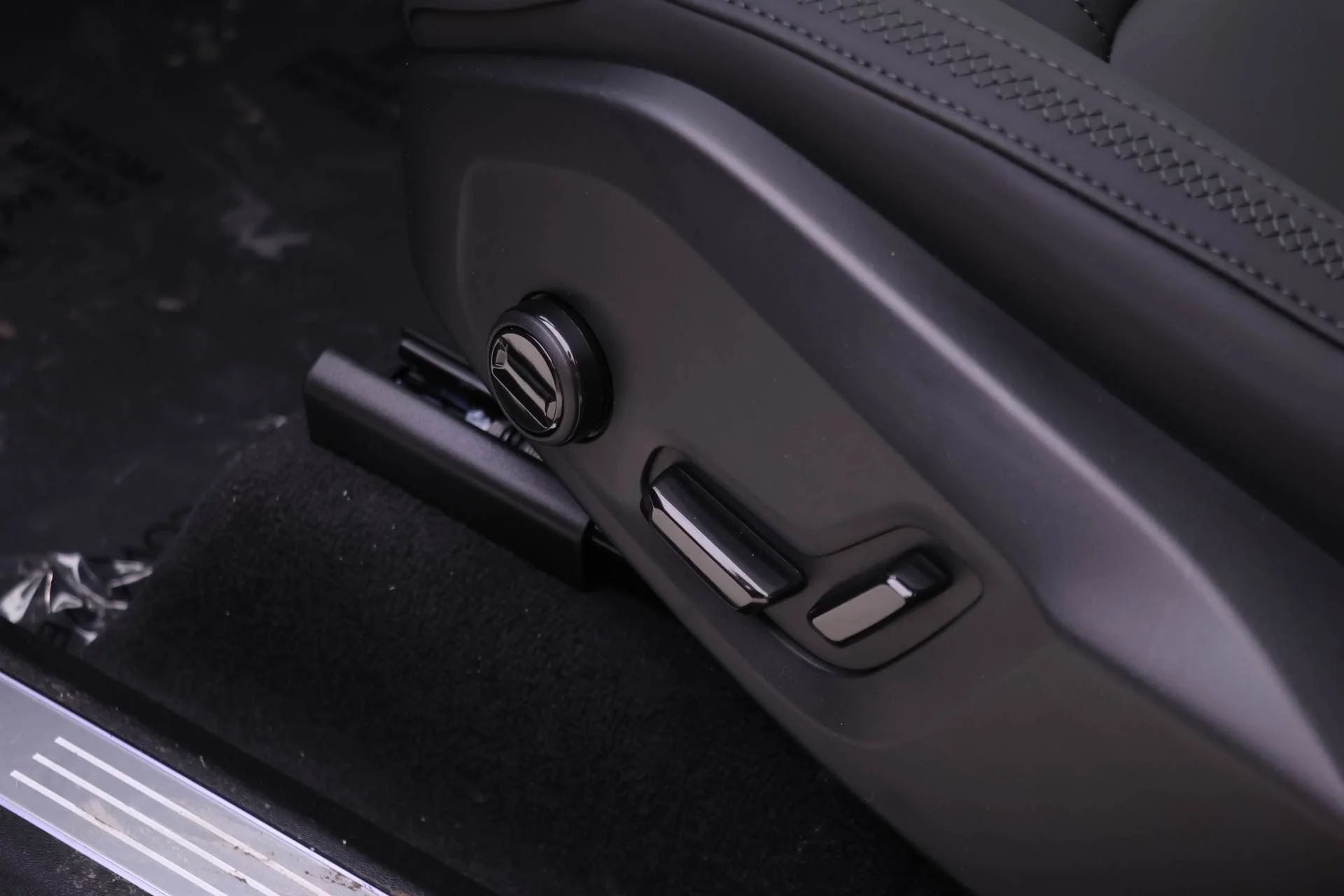 New 2026 Onyx Black Volvo Plus image 14