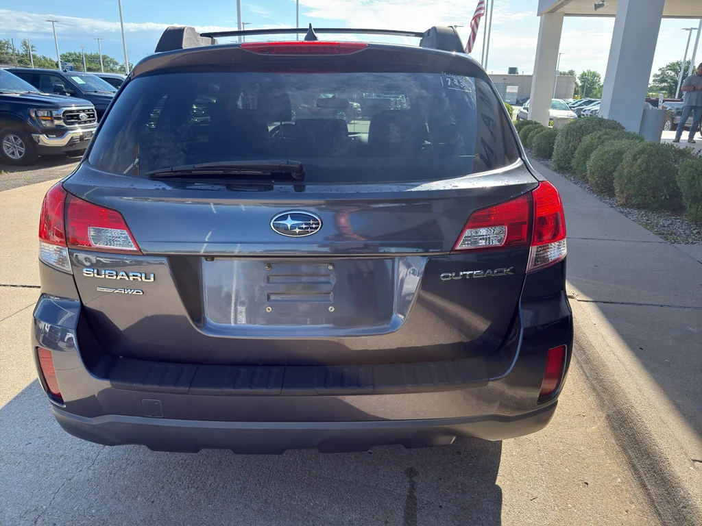 Used 2013  Subaru 2.5i Limited image 4