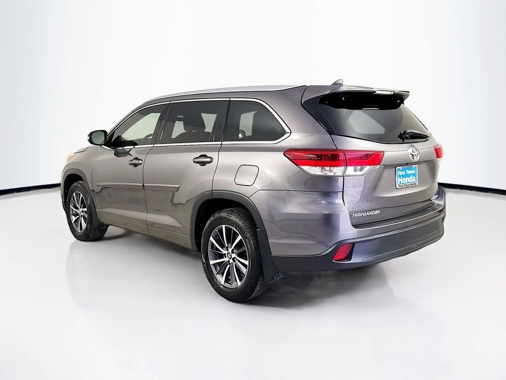 Used 2018 Gray Toyota XLE image 5