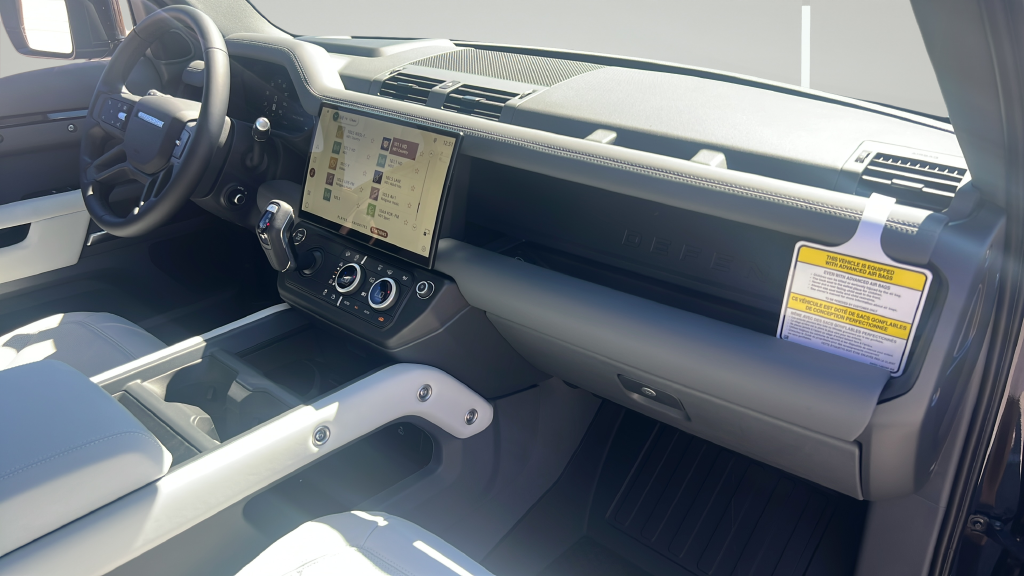 New 2026 Santorini Black LAND ROVER X-Dynamic SE image 18