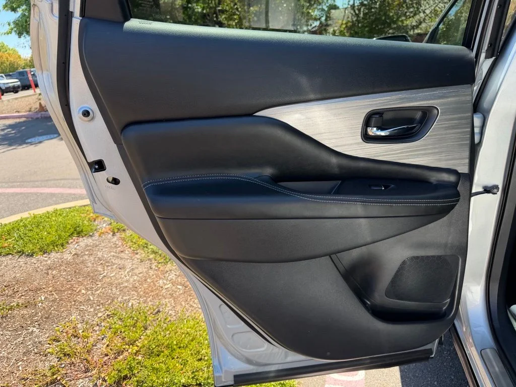 Used 2015 Silver Nissan SL image 28