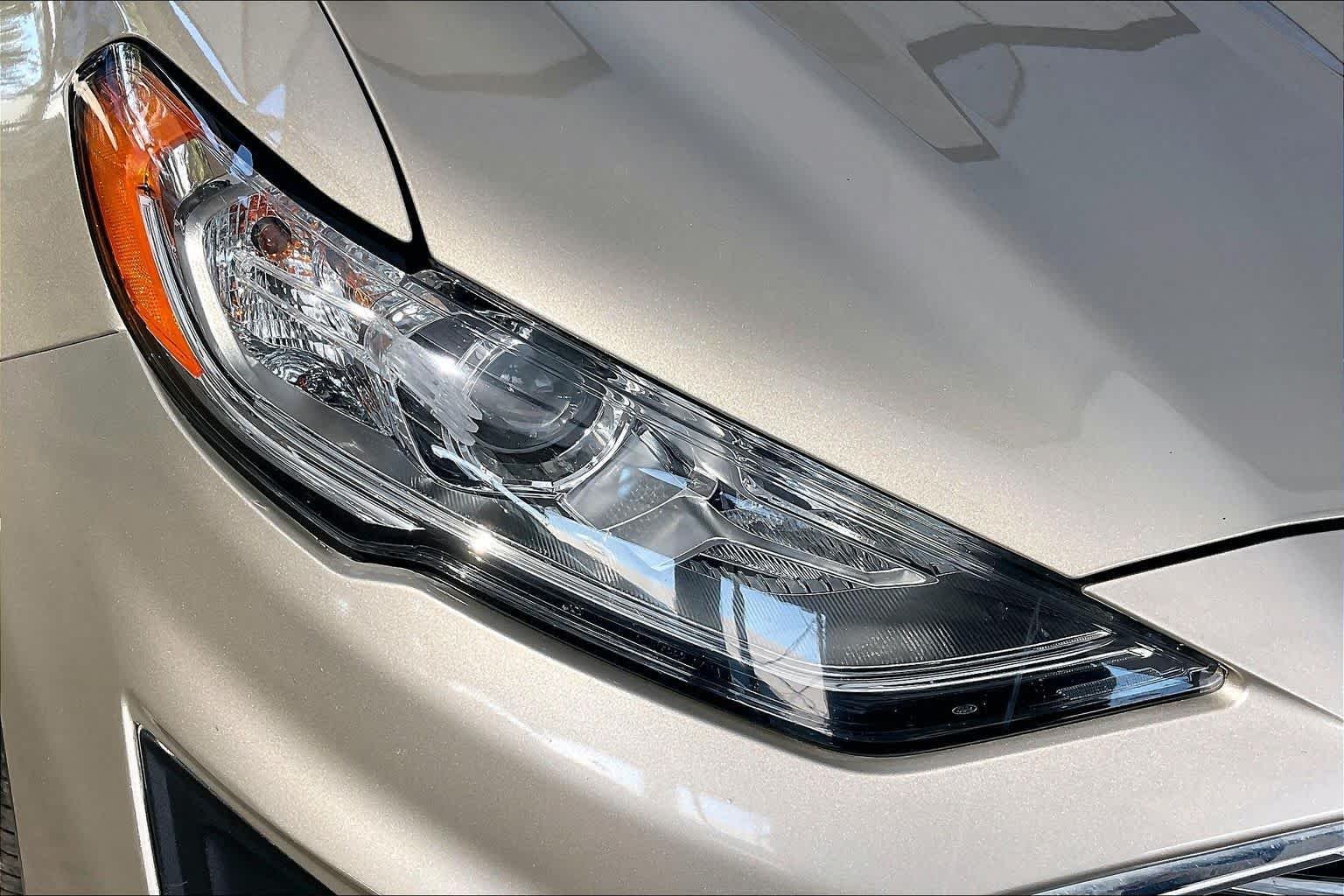 Used 2019 White Gold Metallic Ford SE image 27