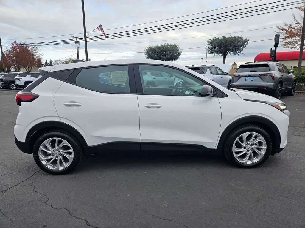 New 2027 Summit White Chevrolet LT image 7