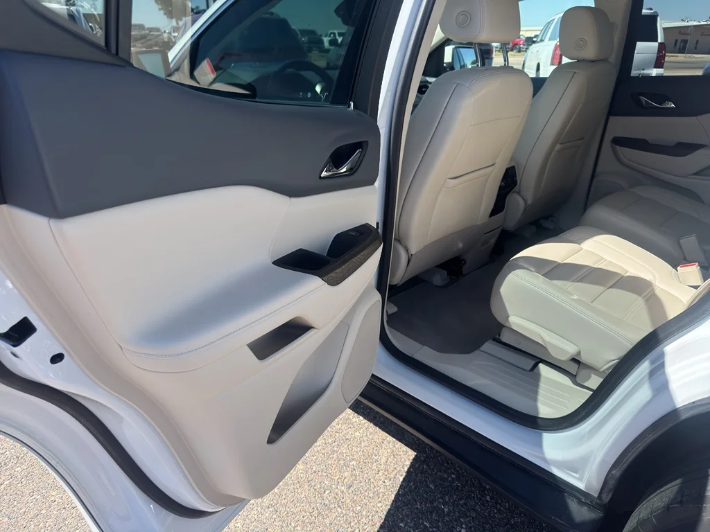 Used 2022 White Frost Tricoat GMC Denali image 12