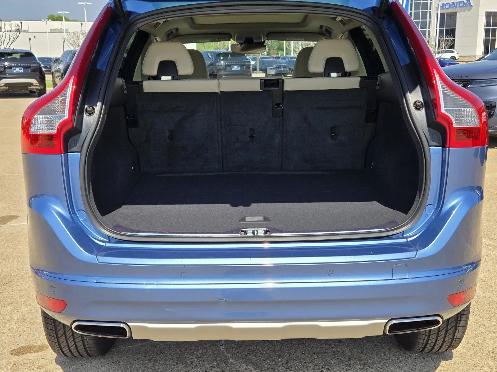 Used 2017 Blue Metallic Volvo Inscription image 13