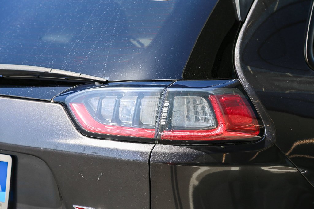 Used 2019 Crystal Metallic Jeep Trailhawk image 7