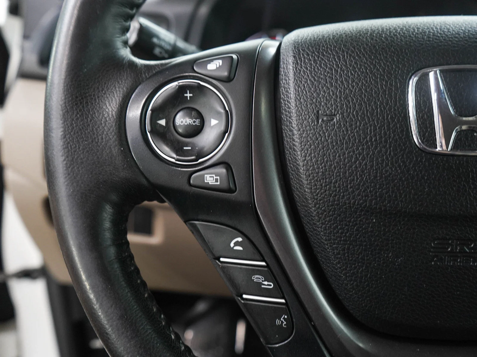 Used 2018 White Diamond Pearl Honda exl image 26
