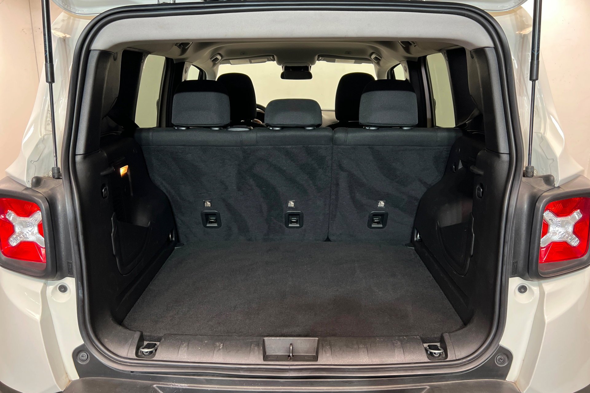 Used 2023 Alpine White Clearcoat Jeep Upland image 23