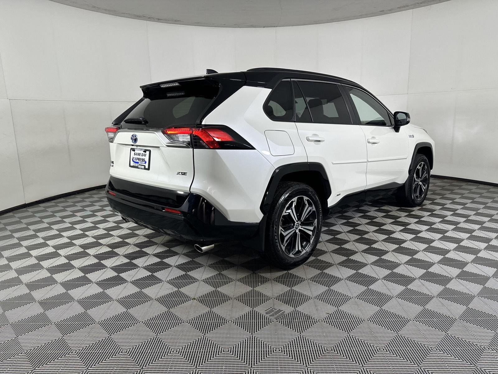 Used 2021 Blizzard Pearl w/Midnight Black Metallic Roof Toyota XSE image 25