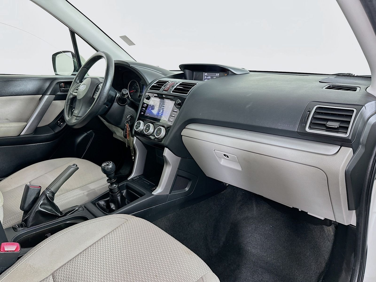 Used 2016 Crystal White Pearl Subaru 2.5i Premium image 28