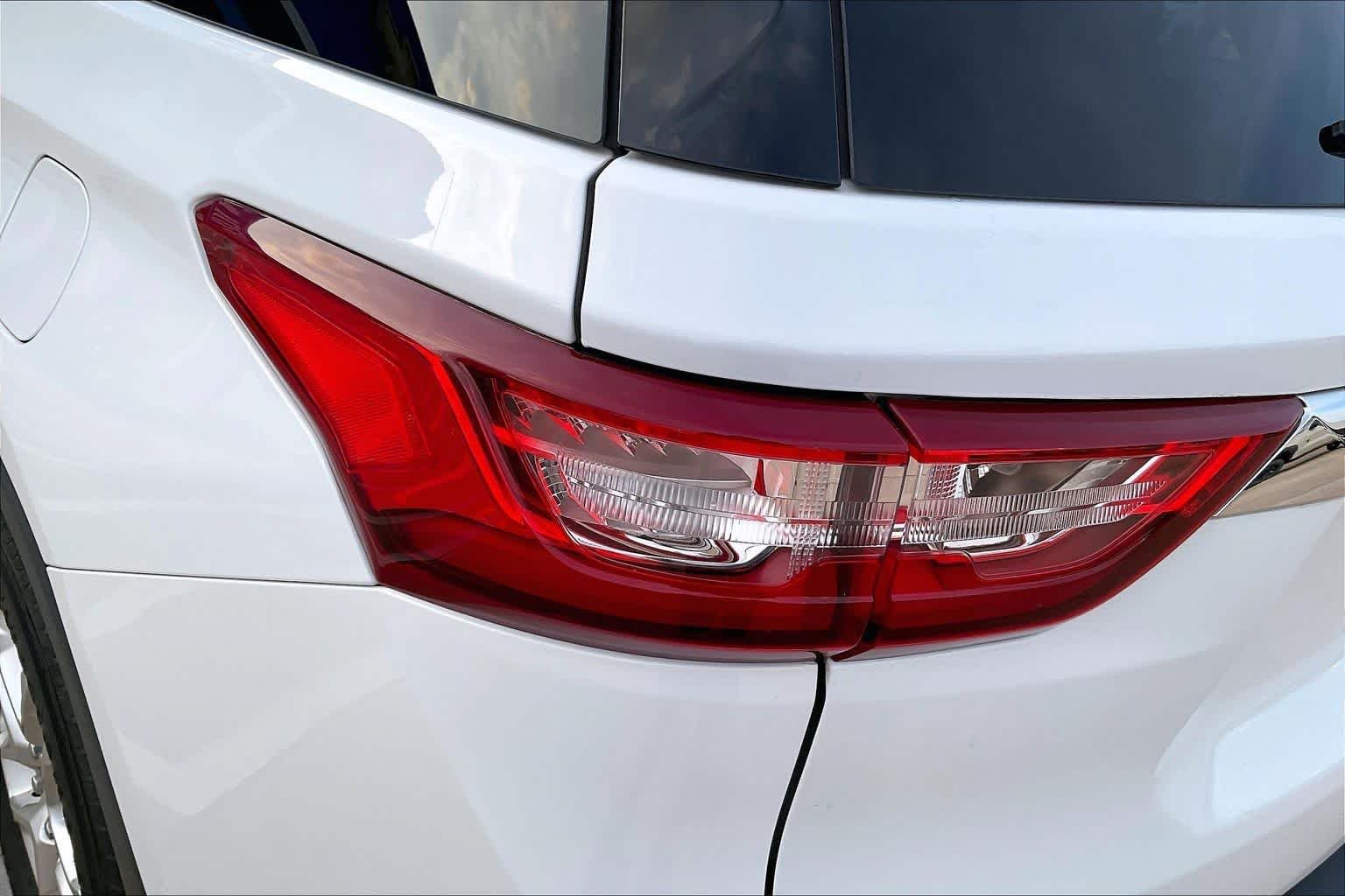 Used 2020 Summit White Chevrolet LT Cloth image 26