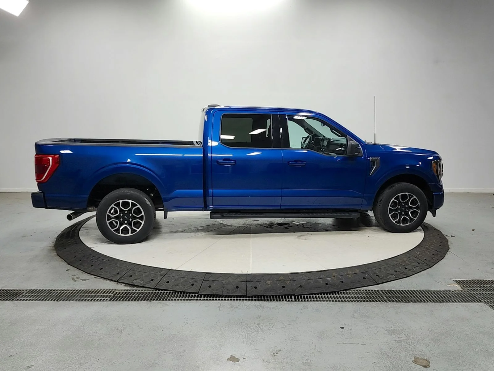 Used 2023  Ford XLT image 9