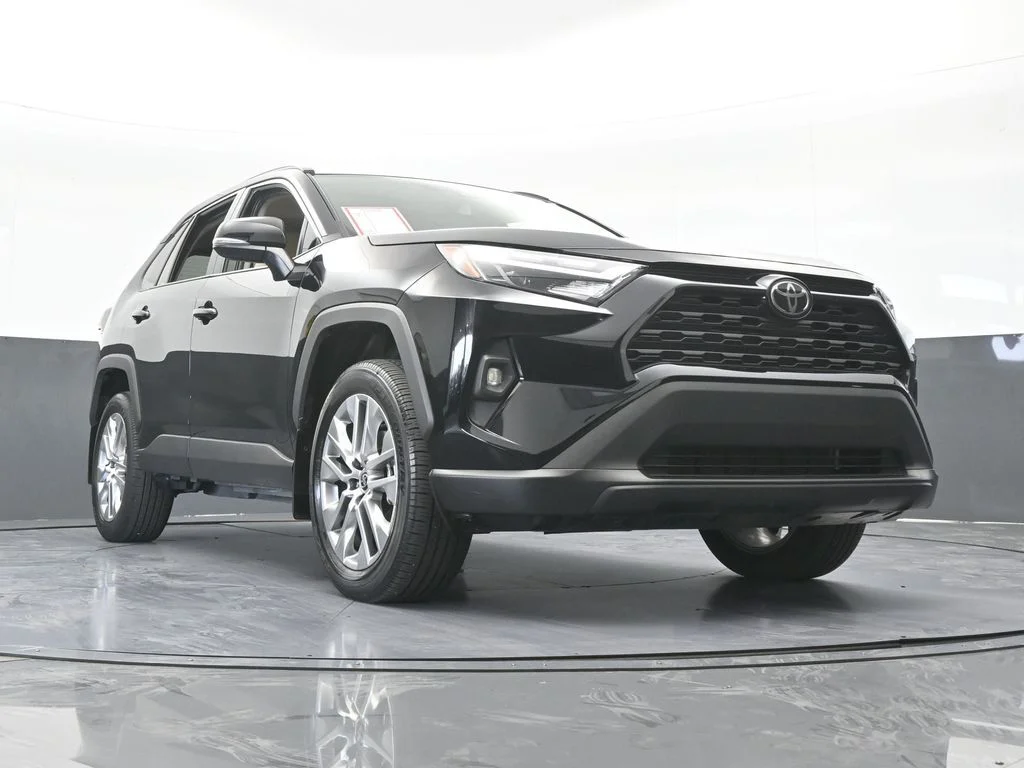 Used 2025 Midnight Black Metallic Toyota XLE Premium image 66