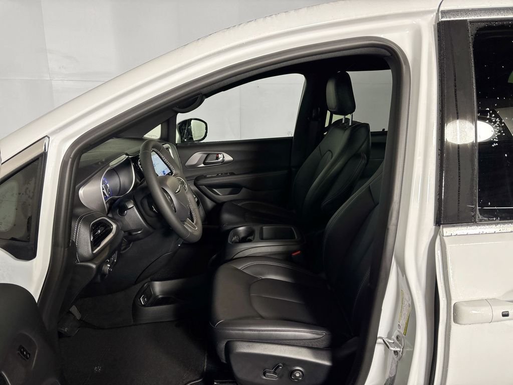 New 2026 Bright White Clear-Coat Exterior Paint Chrysler Select image 11