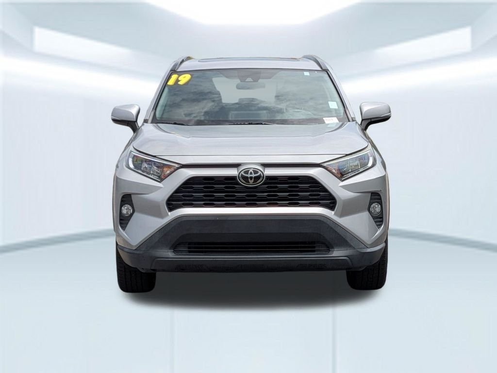 Used 2019 Silver Toyota XLE Premium image 10
