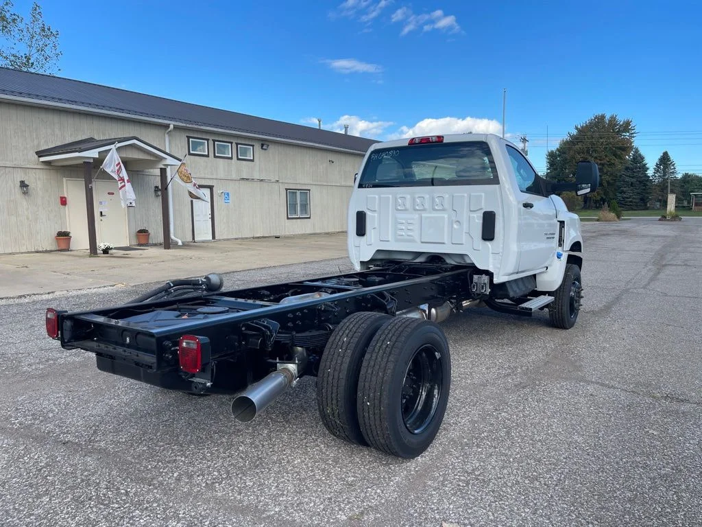 Used 2024  Chevrolet  image 3