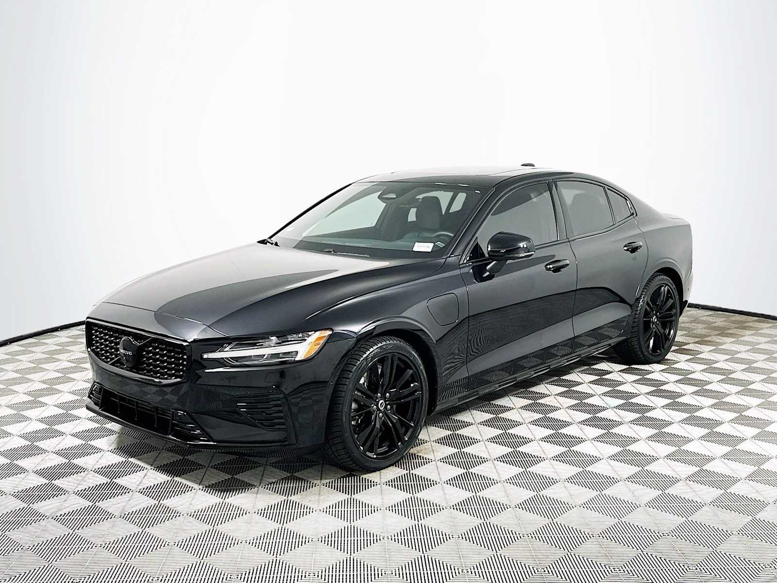 Certified Used 2023 Onyx Black Volvo Plus image 3