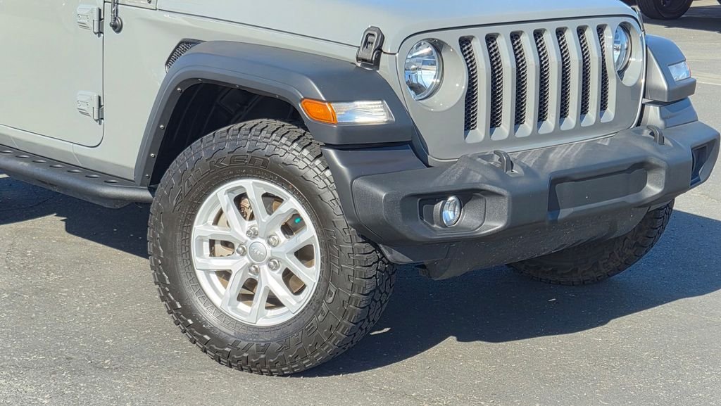 Used 2023 Gray Jeep Sport S image 9