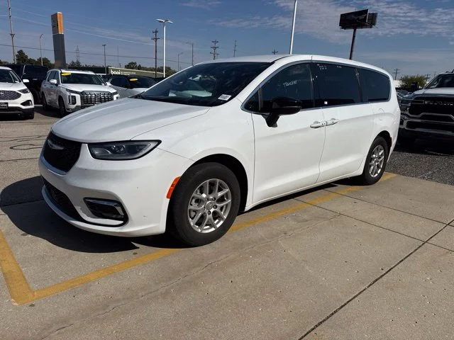 Used 2025 White Chrysler Select image 2