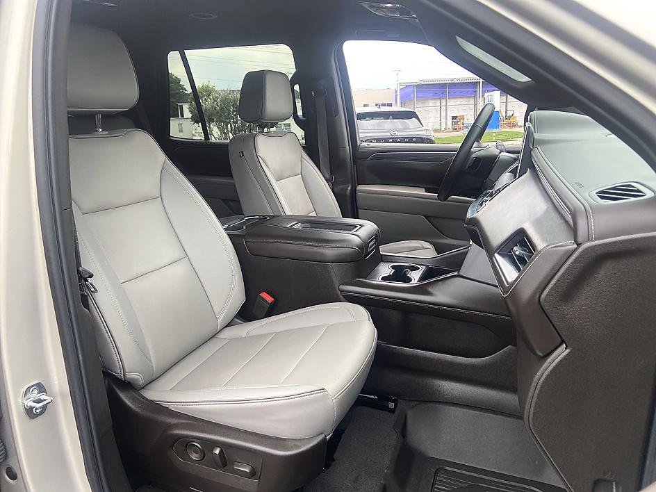 Used 2024 Pearl Beige Metallic GMC SLT image 17