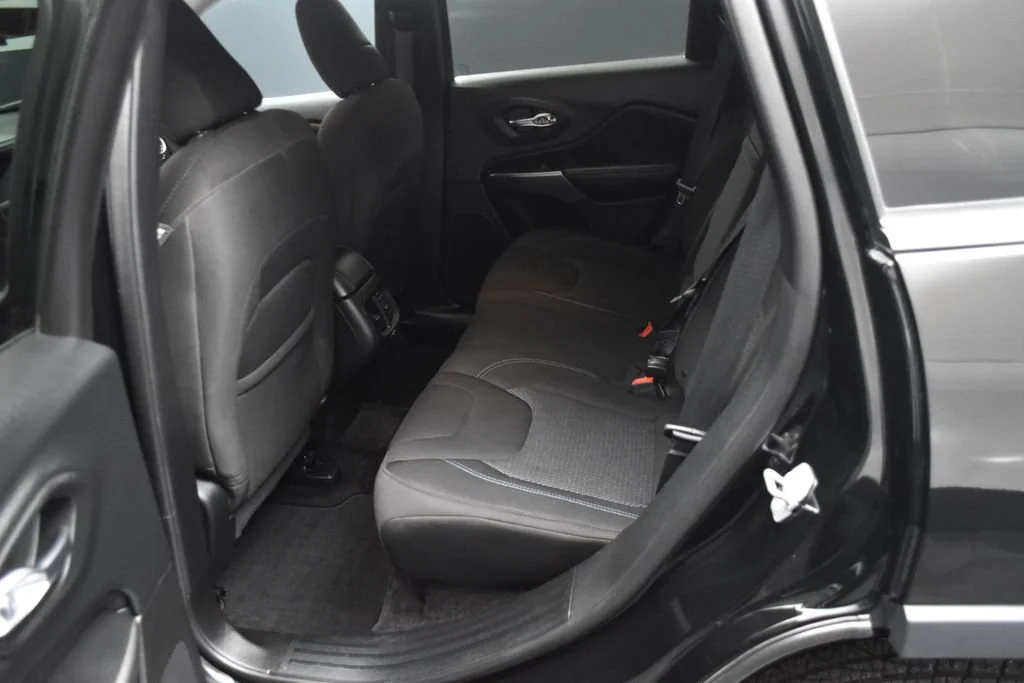 Used 2019 Black Jeep Latitude image 16