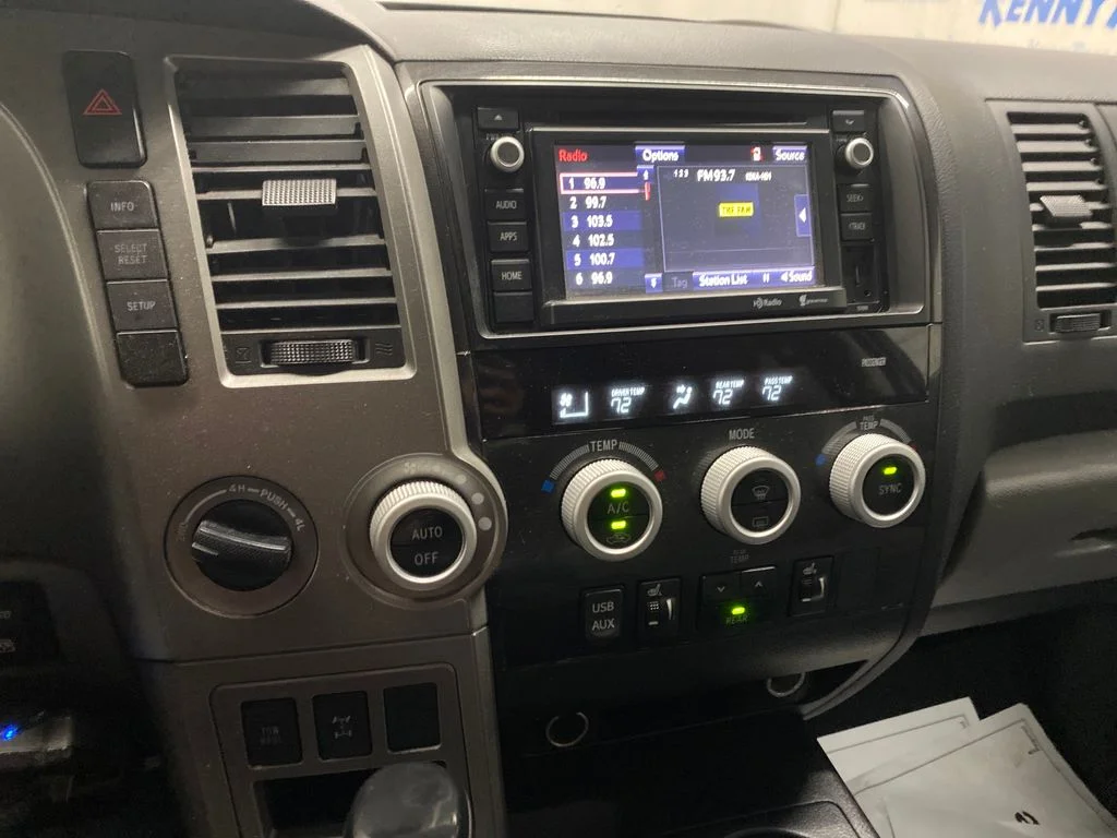 Used 2015 White Toyota SR5 image 21